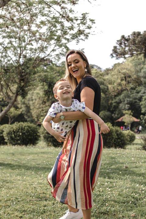 mãe e filho brincando no parque '