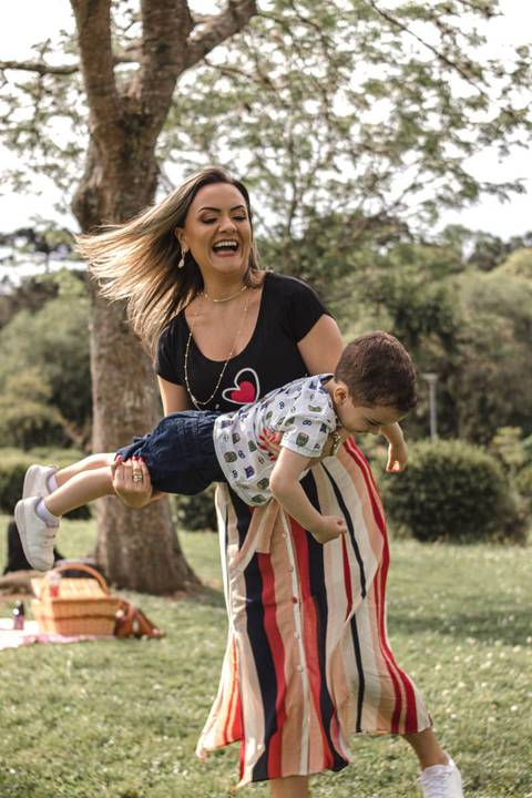 mãe e filho brincando no parque '