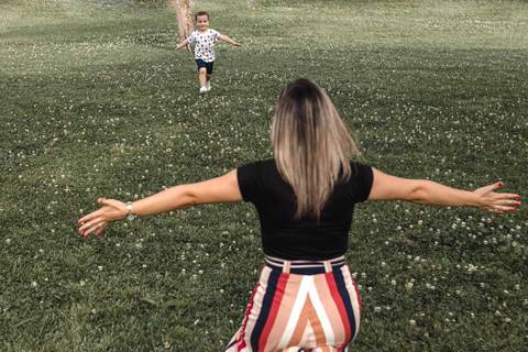 mãe e filho brincando no parque '