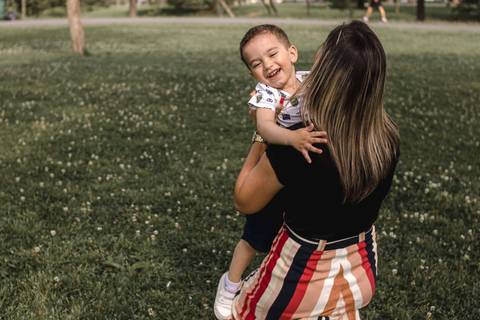 mãe e filho brincando no parque '