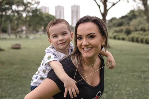 mãe e filho brincando no parque '