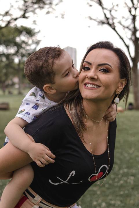mãe e filho brincando no parque '