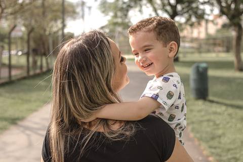 mãe com filho no colo '