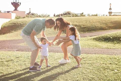 família brincando no parque '