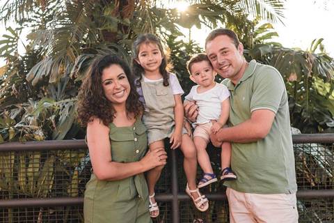 família sorrindo e feliz'