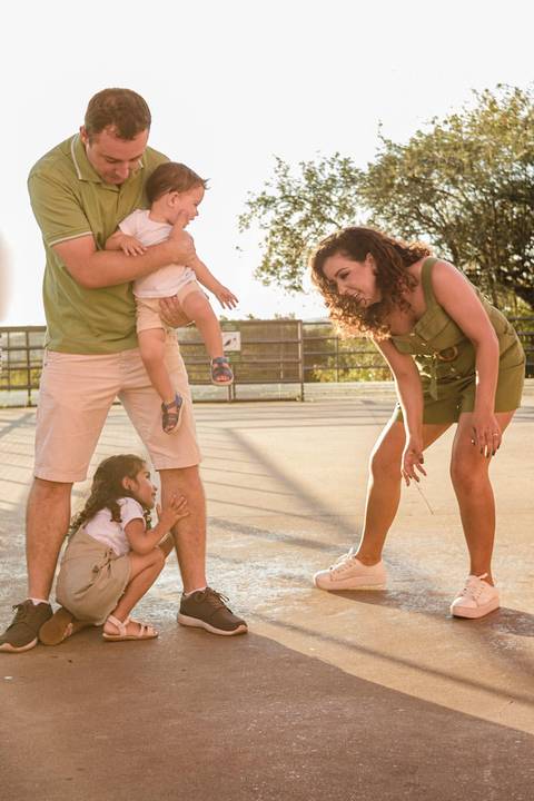 Família brincando no parque'