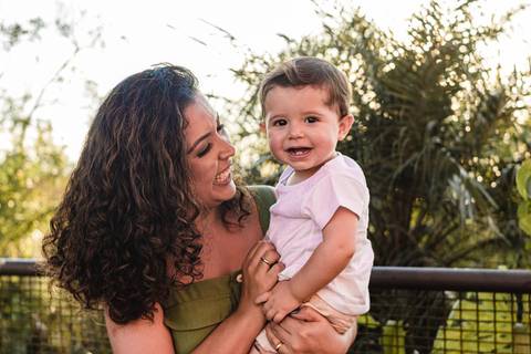 fazendo cócegas no filho bebê menino no colo'