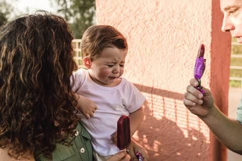 bebê fazendo careta  '