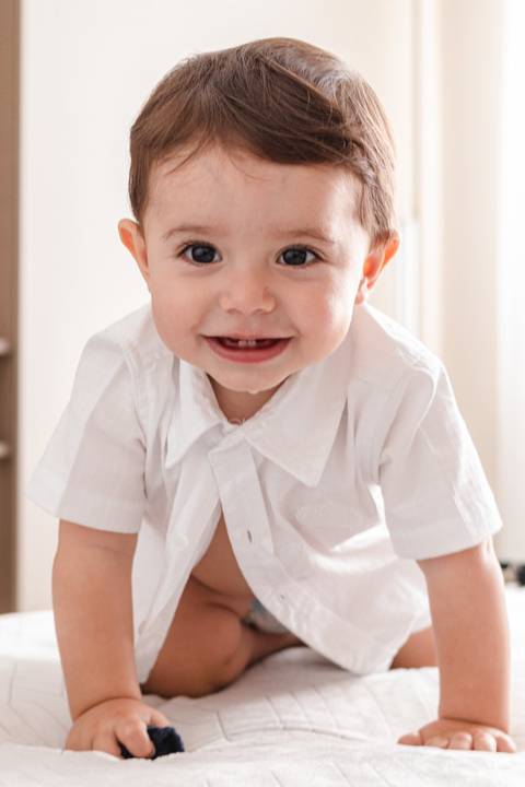 mãe trocando a roupa do filho bebê '