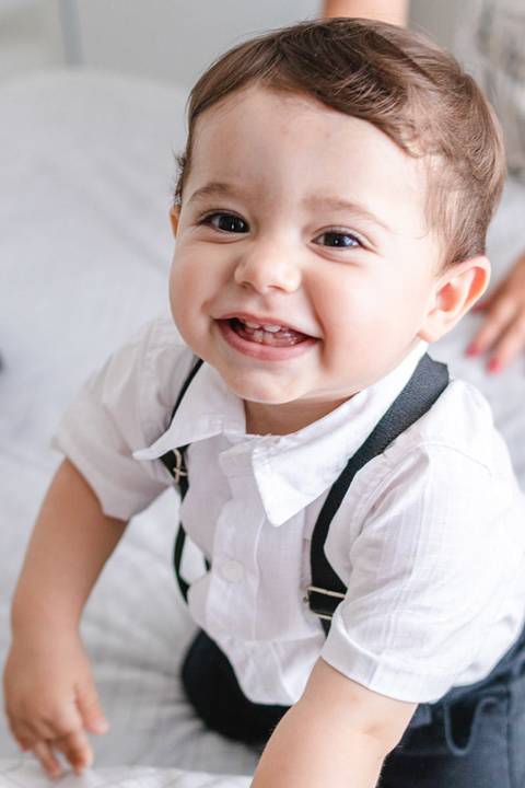 mãe trocando a roupa do filho bebê '