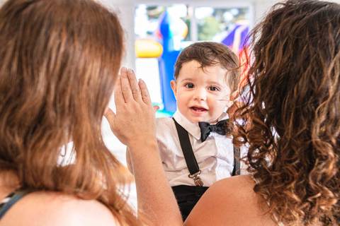 bebê brincando com a mãe '