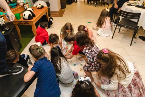 crianças pegando doces na festa de aniversário de um ano '