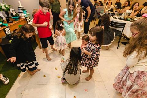 crianças pegando doces na festa de aniversário de um ano '