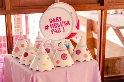 Mãe, Pai e Filha na frente da Decoração de Festa de aniversário Infantil de um ano da Helena, filha da @blogbytali com tema de Circo '