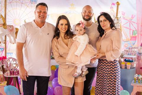 família na frente da Decoração de Festa de aniversário Infantil de um ano da Helena, filha da @blogbytali com tema de Circo '