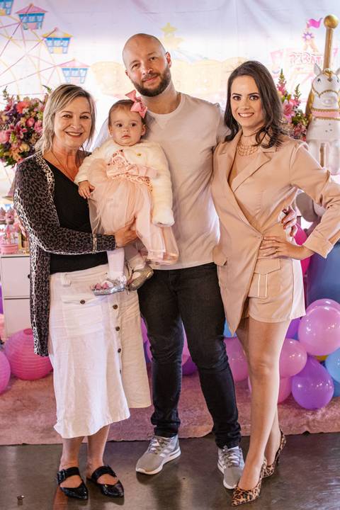 família na frente da Decoração de Festa de aniversário Infantil de um ano da Helena, filha da @blogbytali com tema de Circo '