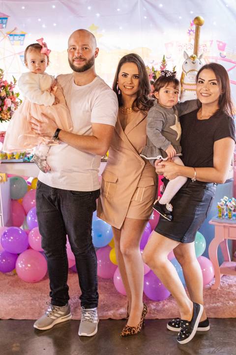 família na frente da Decoração de Festa de aniversário Infantil de um ano da Helena, filha da @blogbytali com tema de Circo '