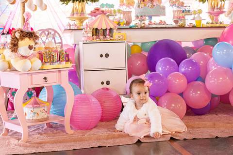 Bebê na frente da Decoração de Festa de aniversário Infantil de um ano da Helena, filha da @blogbytali com tema de Circo '