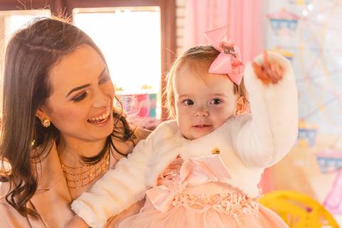 Mãe e Filha na frente da Decoração de Festa de aniversário Infantil de um ano da Helena, filha da @blogbytali com tema de Circo '