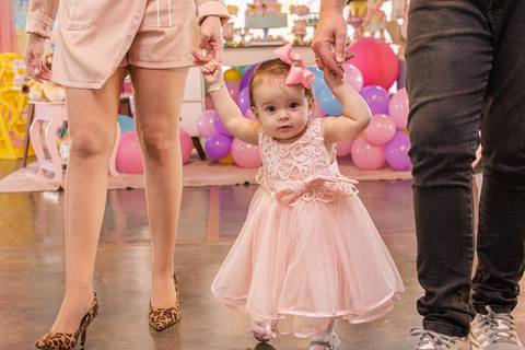 Mãe, Pai e Filha na frente da Decoração de Festa de aniversário Infantil de um ano da Helena, filha da @blogbytali com tema de Circo '
