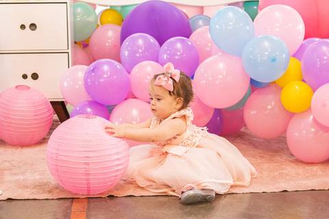 bebê menina brincando com a  Decoração de Festa de aniversário Infantil de um ano da Helena, filha da @blogbytali com tema de Circo '