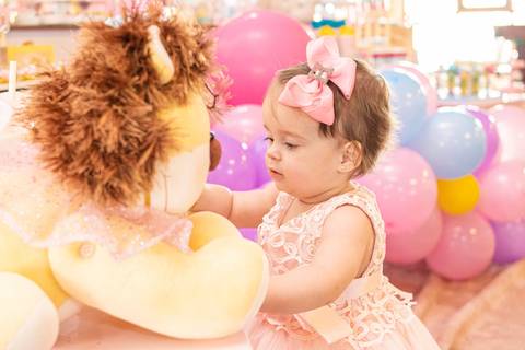 bebê menina brincando com a  Decoração de Festa de aniversário Infantil de um ano da Helena, filha da @blogbytali com tema de Circo '