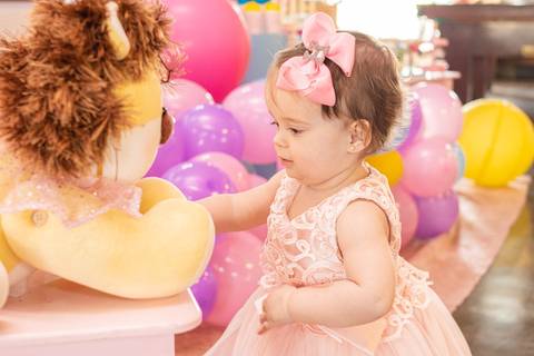 bebê menina brincando com a  Decoração de Festa de aniversário Infantil de um ano da Helena, filha da @blogbytali com tema de Circo '