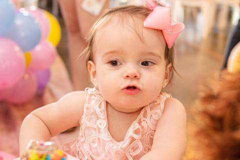 bebê menina brincando com a  Decoração de Festa de aniversário Infantil de um ano da Helena, filha da @blogbytali com tema de Circo '