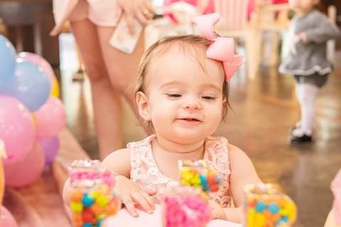 bebê menina brincando com a  Decoração de Festa de aniversário Infantil de um ano da Helena, filha da @blogbytali com tema de Circo '