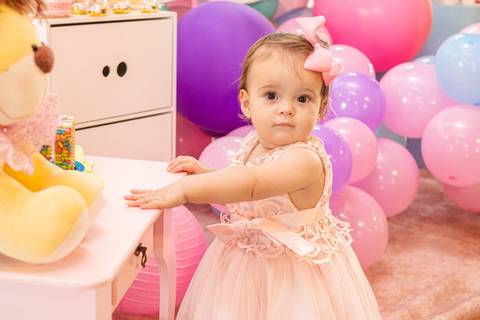 bebê menina brincando com a  Decoração de Festa de aniversário Infantil de um ano da Helena, filha da @blogbytali com tema de Circo '