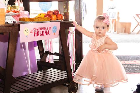 bebê menina brincando com a  Decoração de Festa de aniversário Infantil de um ano da Helena, filha da @blogbytali com tema de Circo '