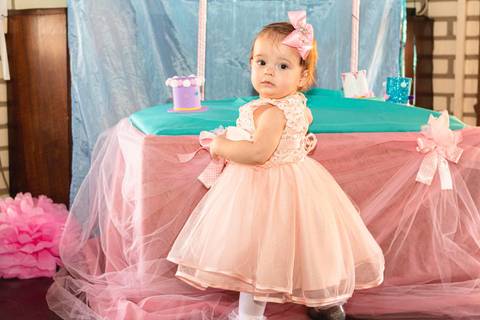 bebê menina brincando com a  Decoração de Festa de aniversário Infantil de um ano da Helena, filha da @blogbytali com tema de Circo '