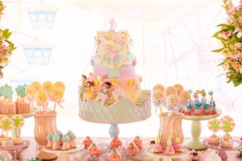 Decoração de Festa de aniversário Infantil de um ano da Helena, filha da @blogbytali com tema de Circo '