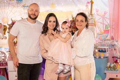 família na frente da Decoração de Festa de aniversário Infantil de um ano da Helena, filha da @blogbytali com tema de Circo '