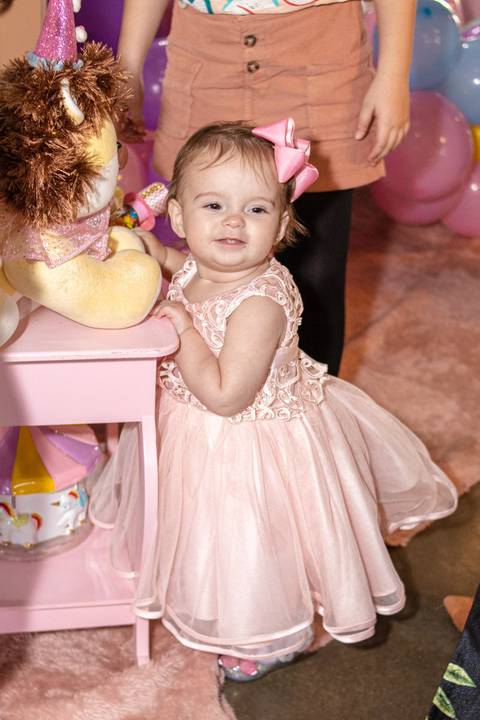 bebê menina brincando com a  Decoração de Festa de aniversário Infantil de um ano da Helena, filha da @blogbytali com tema de Circo '