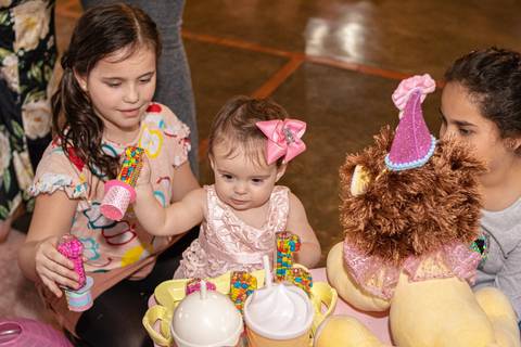 crianças brincando com a  Decoração de Festa de aniversário Infantil de um ano da Helena, filha da @blogbytali com tema de Circo '