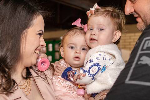 bebê menina brincando na Festa de aniversário Infantil de um ano da Helena, filha da @blogbytali com tema de Circo '