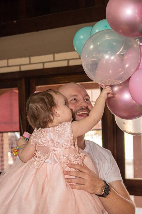 pai e filha brincando com a Decoração de Festa de aniversário Infantil de um ano da Helena, filha da @blogbytali com tema de Circo '