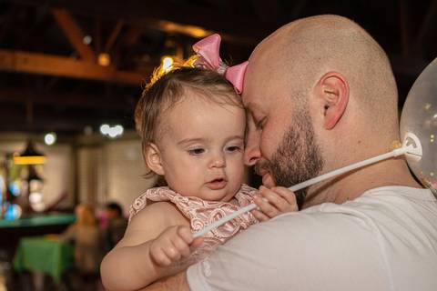 pai e filha abraçados na Festa de aniversário Infantil de um ano da Helena, filha da @blogbytali com tema de Circo '