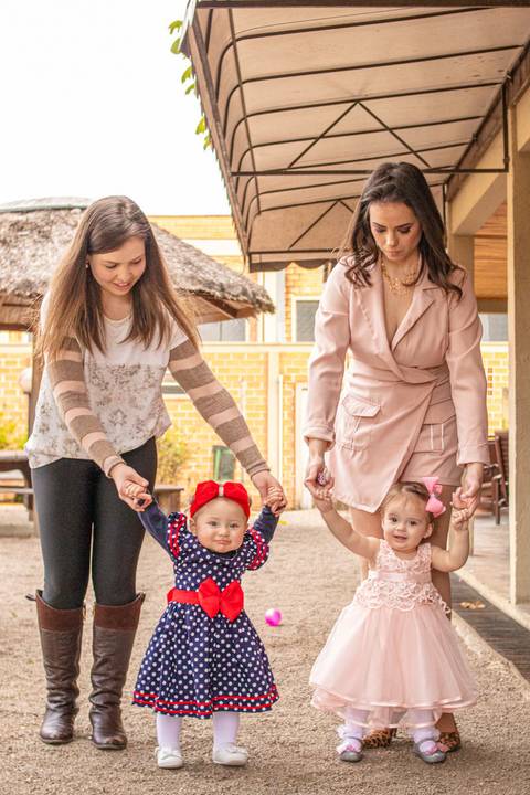 mães e filhas brincando na Festa de aniversário Infantil de um ano da Helena, filha da @blogbytali com tema de Circo '