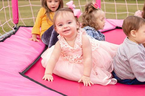 menina bebê no pula pula na Festa de aniversário Infantil de um ano da Helena, filha da @blogbytali com tema de Circo '