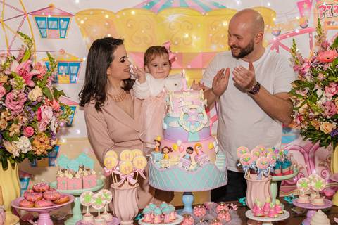 família cantando parabéns na festa de aniversário infantil de um ano @blogbytali'