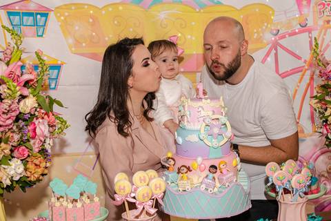 família cantando parabéns na festa de aniversário infantil de um ano @blogbytali'