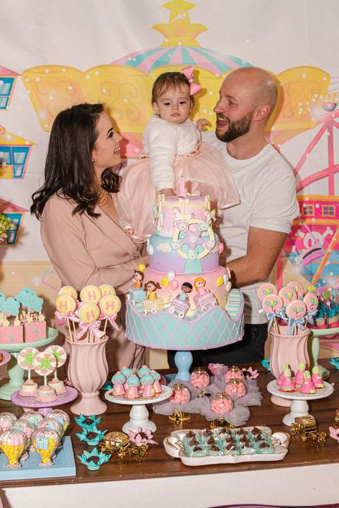 família cantando parabéns na festa de aniversário infantil de um ano @blogbytali'