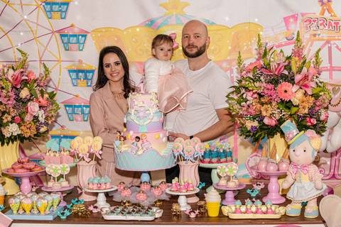 família cantando parabéns na festa de aniversário infantil de um ano @blogbytali'