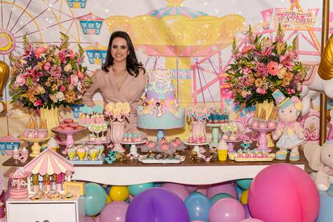 mãe na frente da Decoração de Festa de aniversário Infantil de um ano da Helena, filha da @blogbytali com tema de Circo '