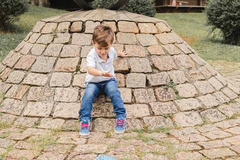 Criança subindo em monumento no  Memorial Ucraniano no Parque'