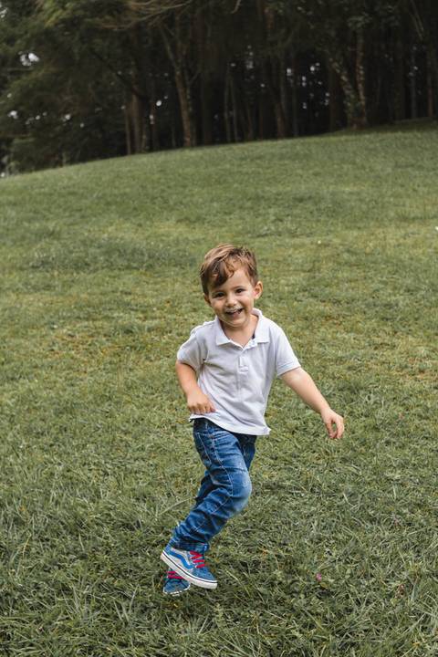 menino correndo no gramado do Memorial Ucraniano no Parque Tingui '