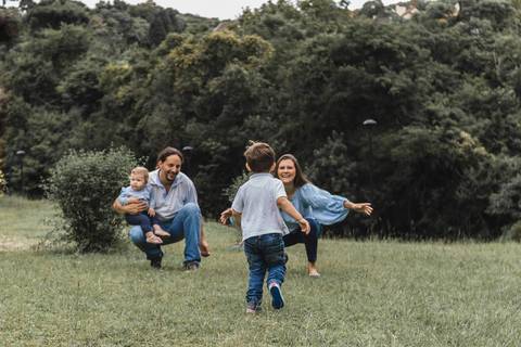 família brincando no gramado do  Memorial Ucraniano no Parque Tingui '