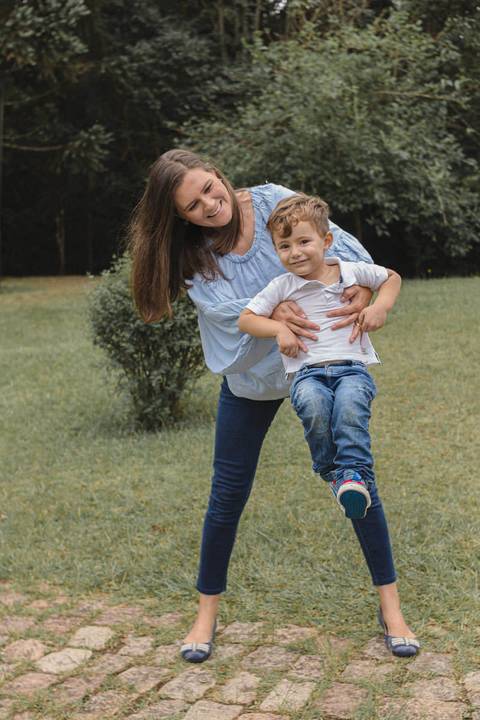 mãe brincando de rodar o filho  no gramado do  Memorial Ucraniano no Parque Tingui '